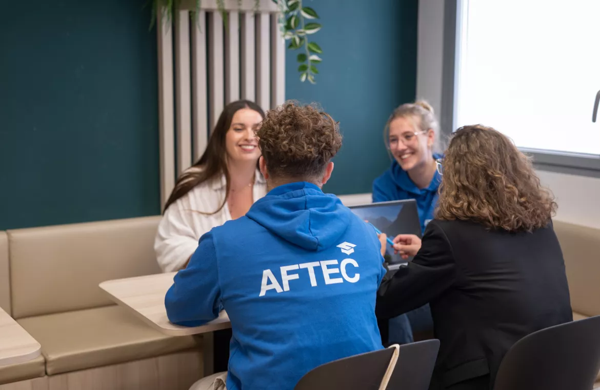 étudiants-qui-travaillent-sur-une-table-dans-un-openspace-AFTEC