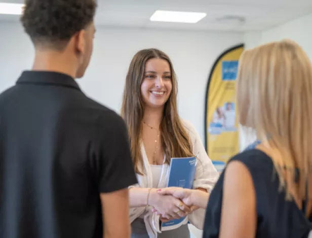 groupe-de-3-étudiants-2-filles-1-garçon-qui-parlent-AFTEC