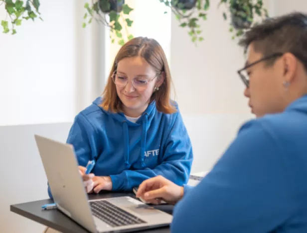 2-étudiants-AFTEC-qui-travaillent-sur-un-ordinateur