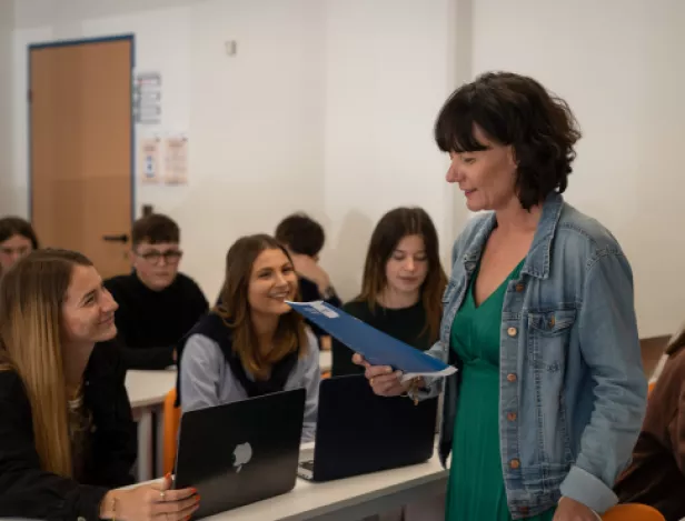 ecole-commerce-AFTEC-BTS-GTLA-Etudiants-en-classe